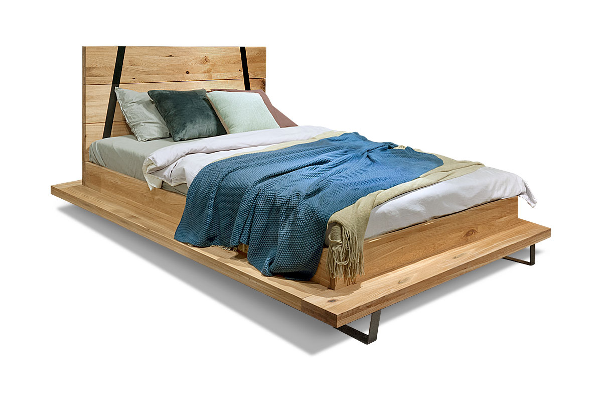 Кровать из натурального массива