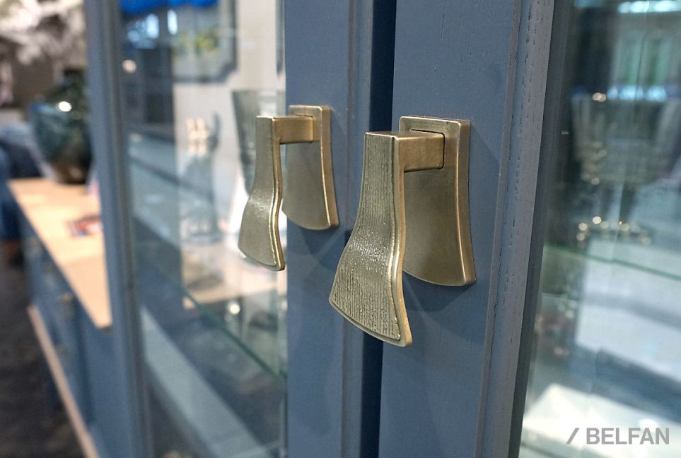 Витрина 2-х дверная "Стюарт" массив и шпон дуба 3