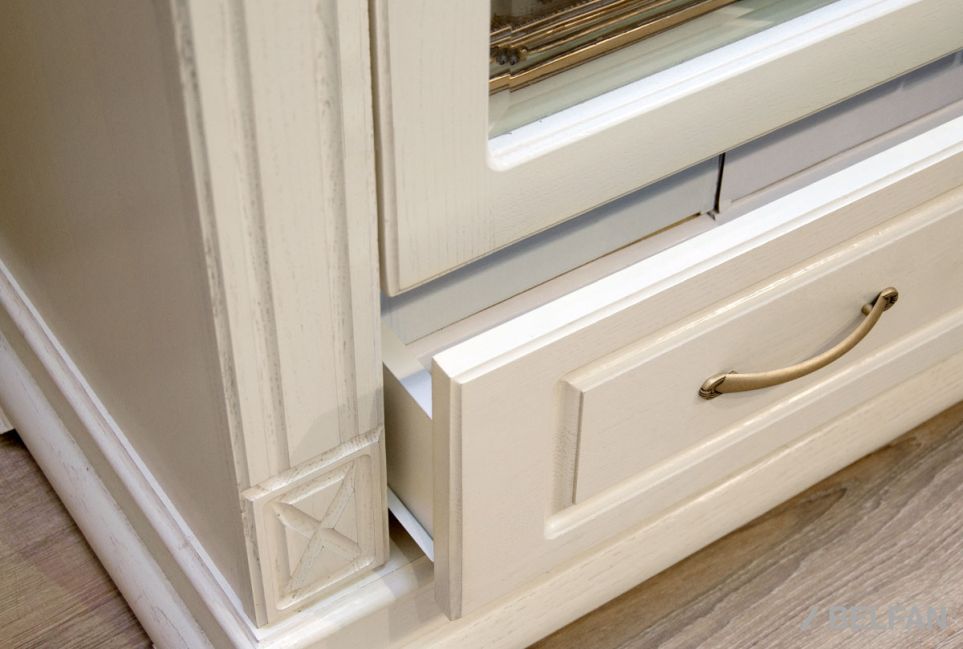 Шкаф с витриной "Верди Люкс 2з" массив и шпон дуба 2