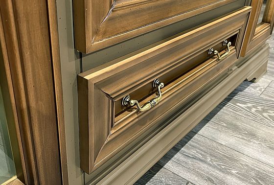 Шкаф с витриной 3-х дверный "Оливия" массив и шпон ольхи 3