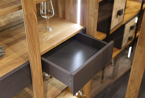 Витрина 2-х дверная "Уоллстрит" массив дуба, МДФ 5