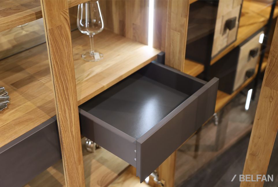 Витрина 2-х дверная "Уоллстрит" массив дуба, МДФ 3