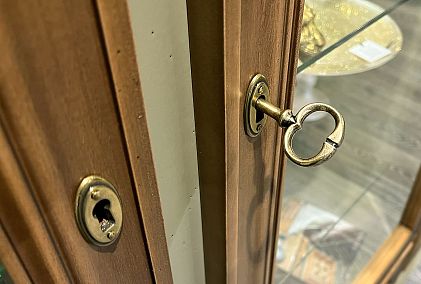 Шкаф с витриной 3-х дверный "Оливия"