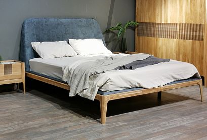Кровать "Bergamo" (мягкое изголовье); без основания, без матраса; (1600x2000); дуб натуральный; Infinity 12 Smoke Blue