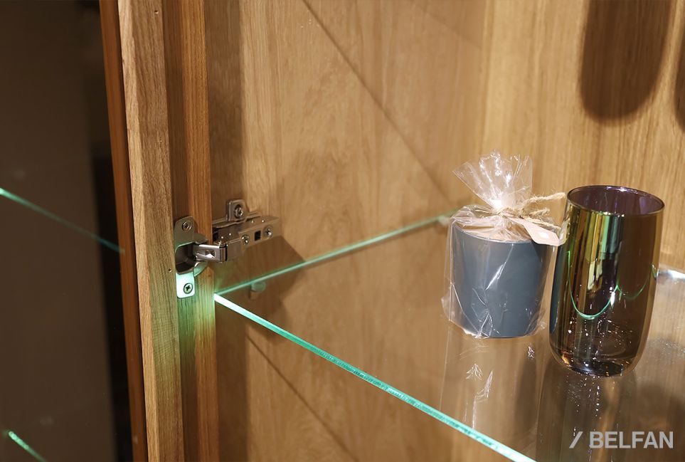 Шкаф с витриной комбинированный "Берген" массив и шпон дуба 2