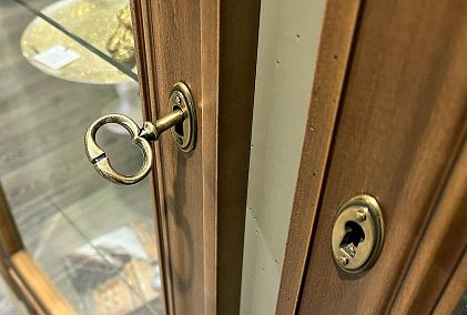 Шкаф с витриной 1-но дв. "Оливия" (левый)