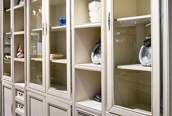 Шкаф 1-но дверный со стеклом "Тэфи" (правый) массив и шпон дуба 3