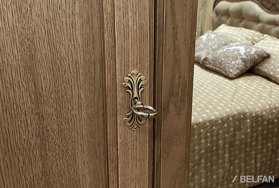 Шкаф для одежды "Fleuron" 3-х дв. (с зеркалом) массив и шпон дуба 2