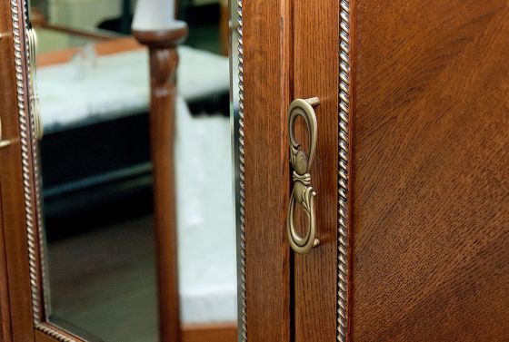 (Алези) Фацет на стеклах и зеркалах.