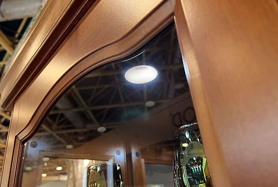 Шкаф с витриной 1-но дв. "Офелия" (правый) массив и шпон ольхи 8