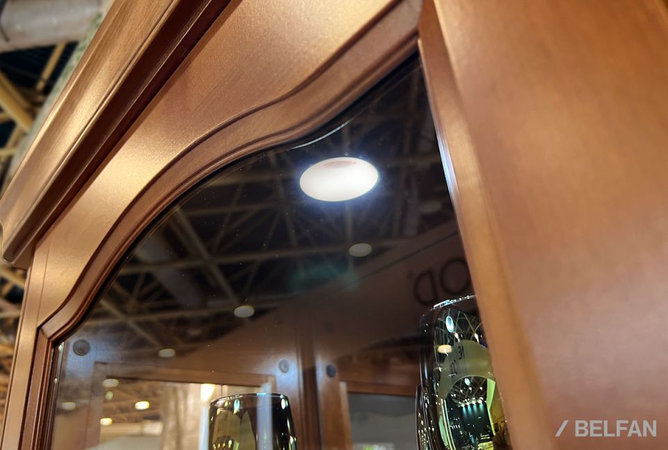 Шкаф с витриной 1-но дв. "Офелия" (правый) массив и шпон ольхи 7