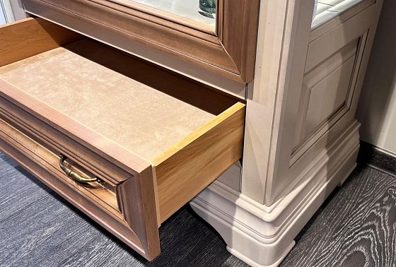 Шкаф с витриной 1-но дв. "Оливия" (левый) массив и шпон ольхи 4