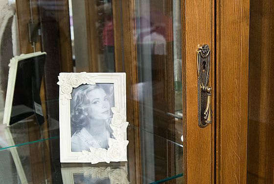 Шкаф с витриной 1-но дв. "Соната" (левый) массив и шпон дуба 7