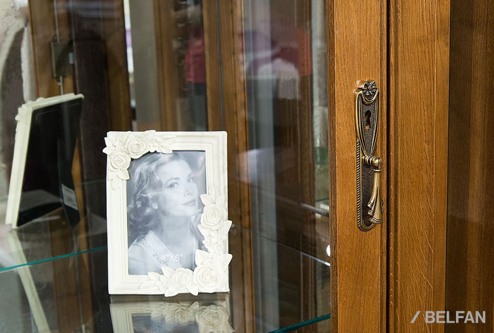 Шкаф с витриной 1-но дв. "Соната" (левый) массив и шпон дуба 5