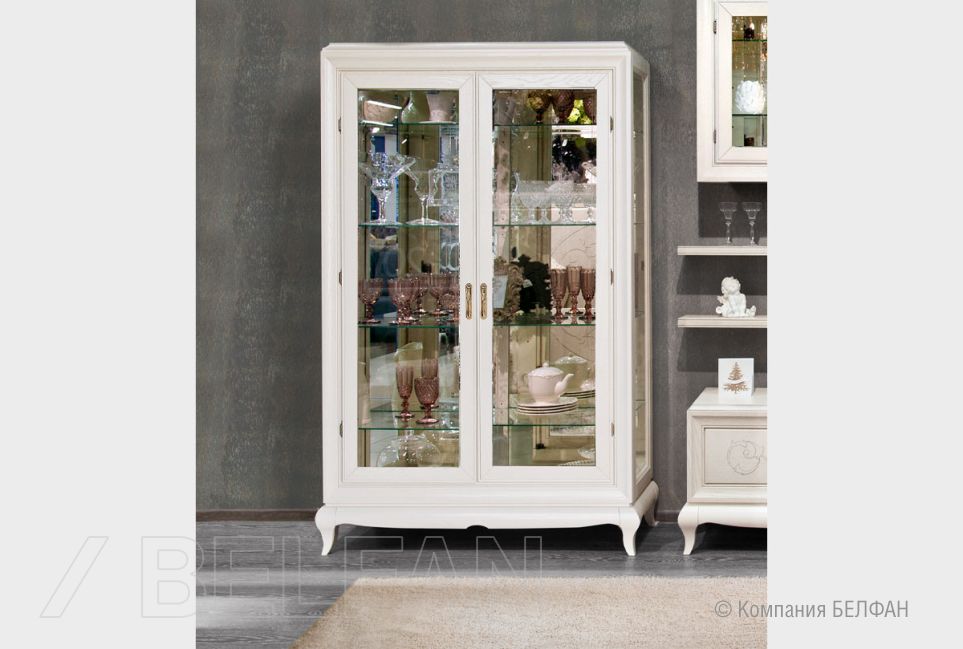 Шкаф с витриной 2-х дверный "Соната" массив и шпон дуба 1