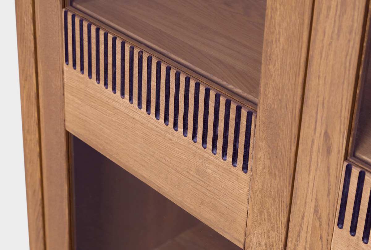 Витрина 2-х дверная "Bergamo" массив дуба 10