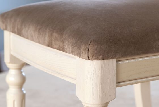 (Стулья-банкетки) Мягкое сиденье для комфортной посадки.