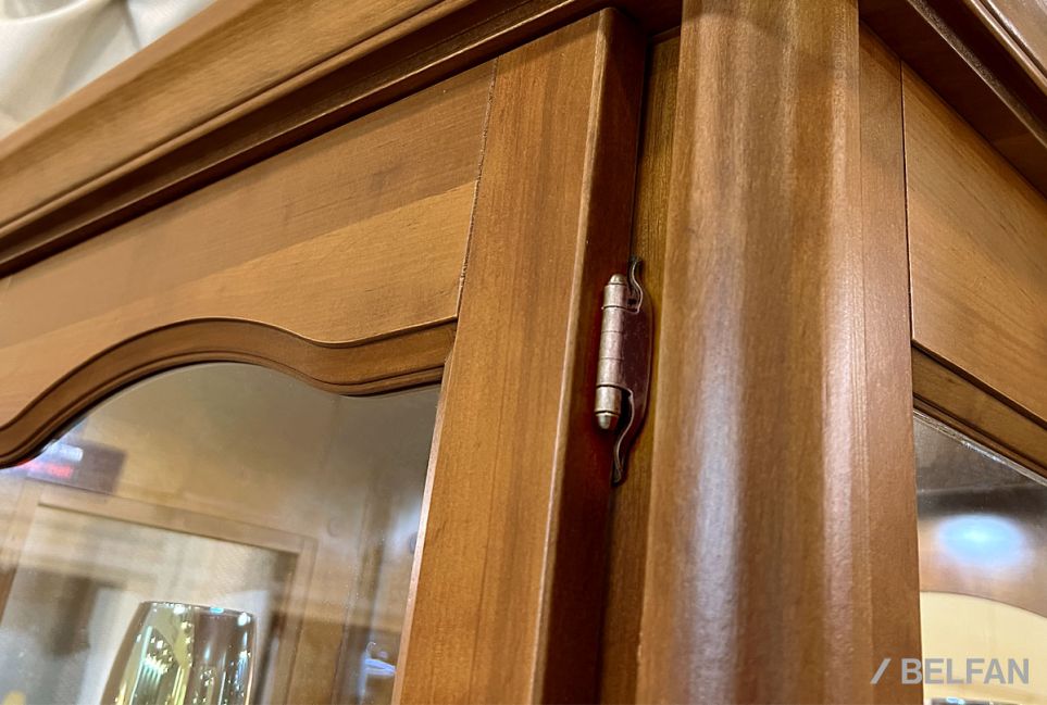 Шкаф с витриной 1-но дв. "Офелия" (правый) массив и шпон ольхи 2