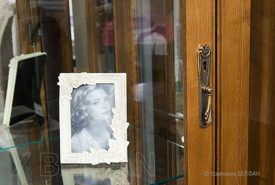 Шкаф с витриной 1-но дв. "Соната" (левый) массив и шпон дуба 5