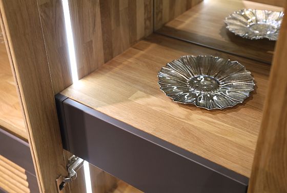 Витрина 2-х дверная "Уоллстрит" массив дуба, МДФ 5