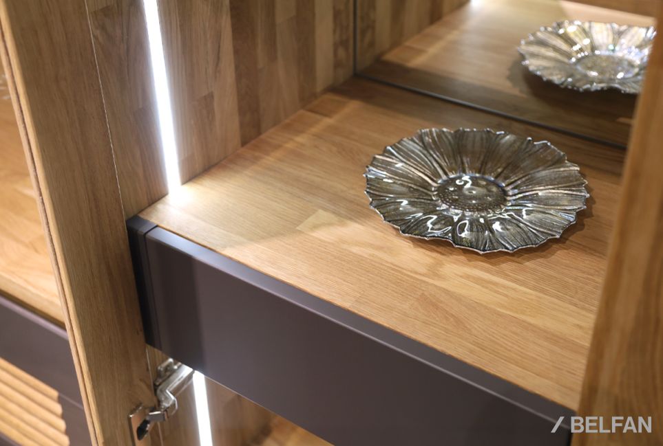 Витрина 2-х дверная "Уоллстрит" массив дуба, МДФ 2