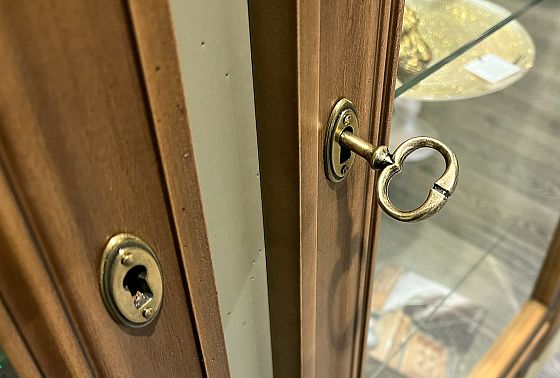 Шкаф с витриной 3-х дверный "Оливия" массив и шпон ольхи 3