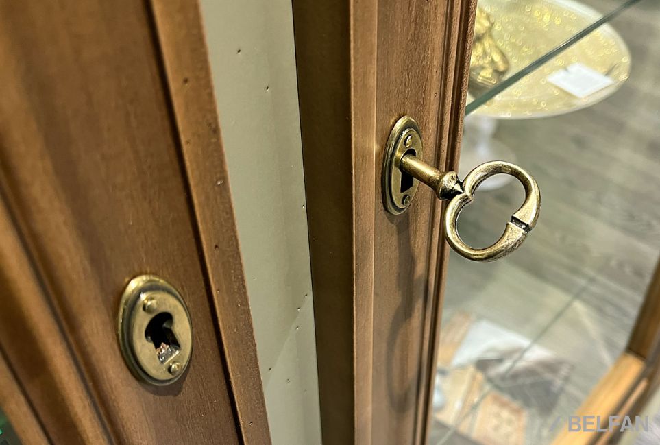 Шкаф с витриной 3-х дверный "Оливия" массив и шпон ольхи 3