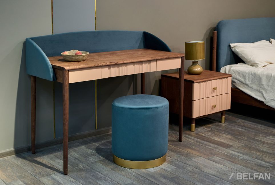 Стол туалетный "Меридиан" с декором (с мягким элементом) массив дуба, МДФ 4