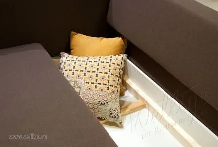 Диван в коричневых тонах