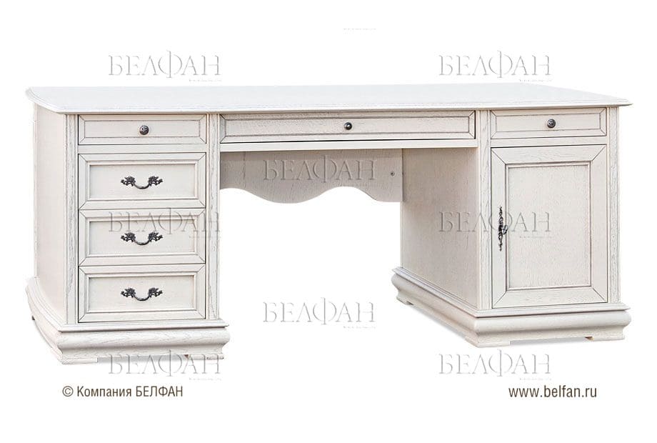 Кабинет в светлых тонах