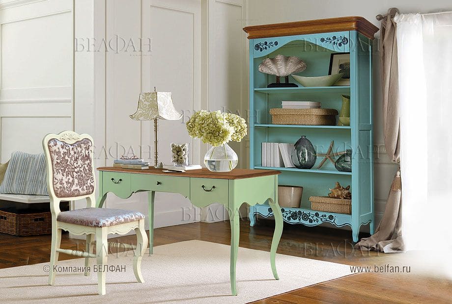 Кабинет в светлых тонах