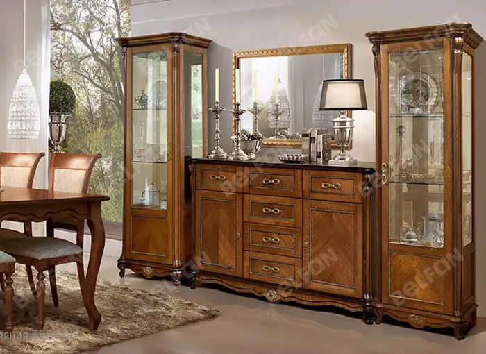 Зеркало позади мебельного гарнитура