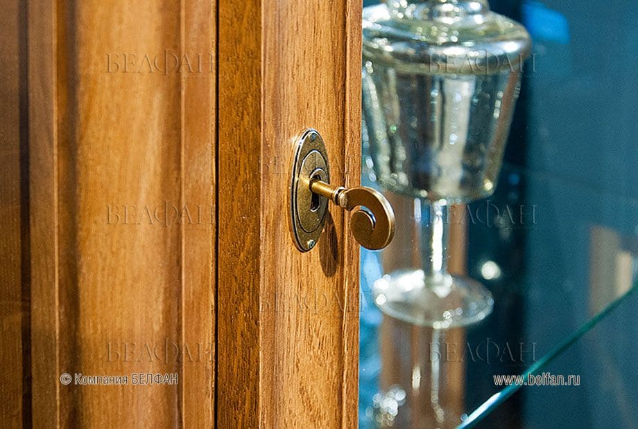 Пристенный шкаф-витрина Пристенный шкаф-витрина