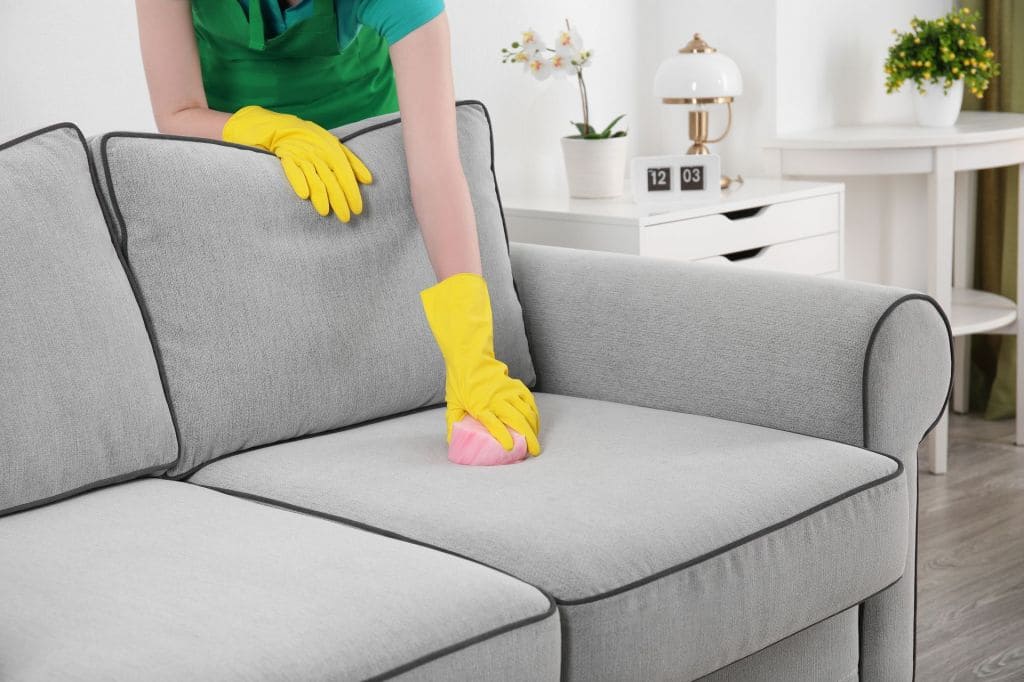 Как почистить мягкую мебель: самые эффективные способы и рекомендации