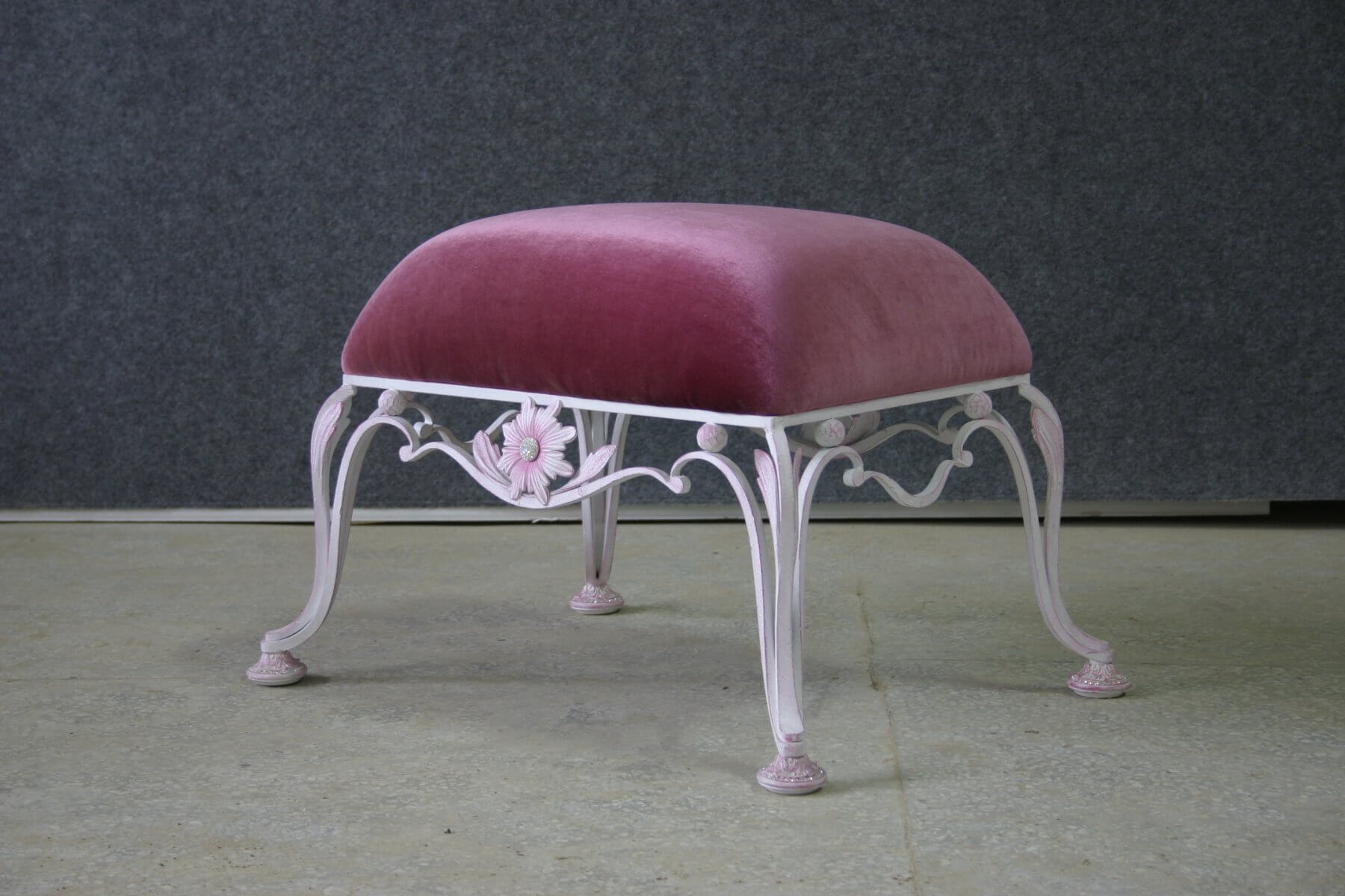 пуфы с кованными ножками