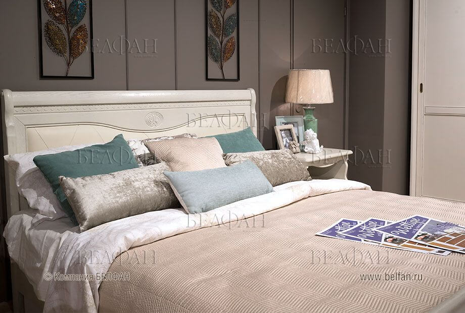 Большая белоснежная кровать Большая белоснежная кровать