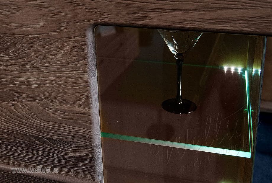 Шкаф-витрина в стиле лофт - внимание на освещение Шкаф-витрина в стиле лофт