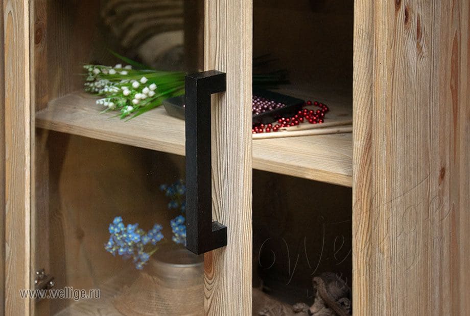 Шкаф-витрина в стиле лофт - внимание на стекло Шкаф-витрина в стиле лофт