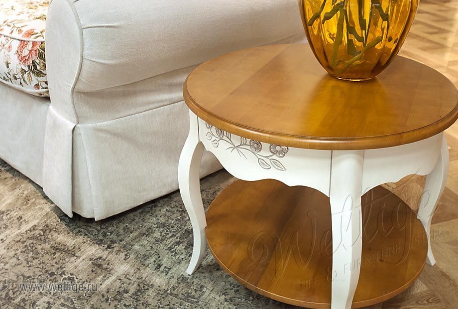 старый стол круглой формы