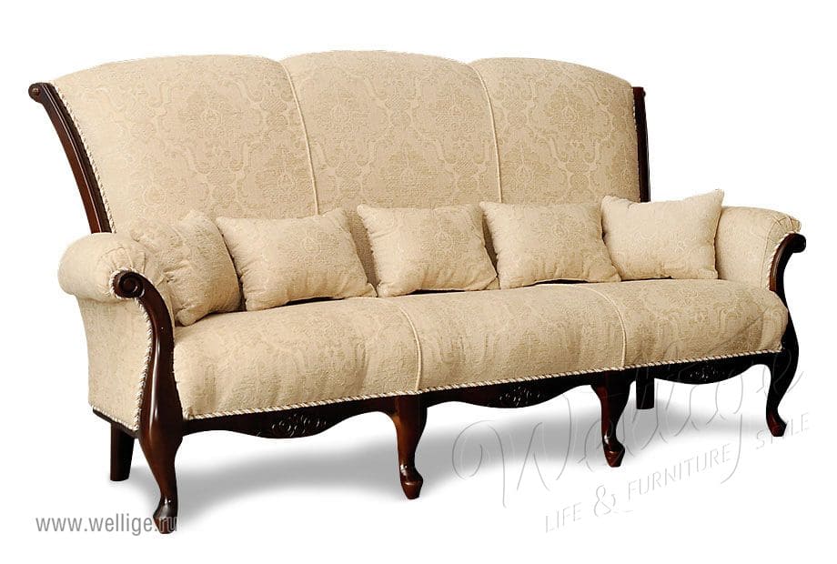 Диван в светлых тонах