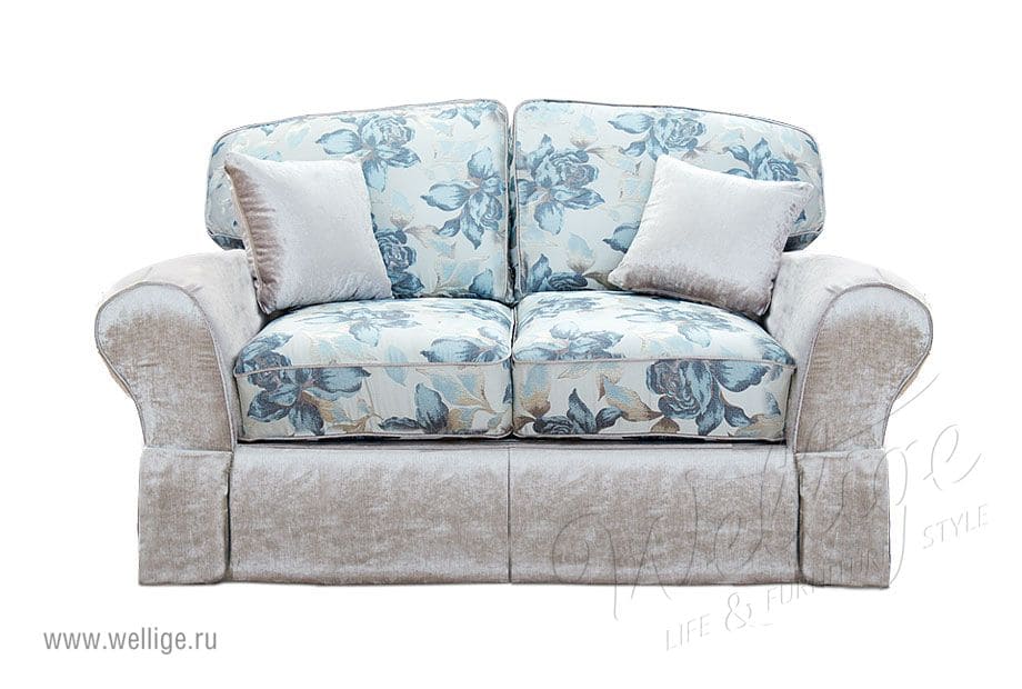 Диван в светлых тонах