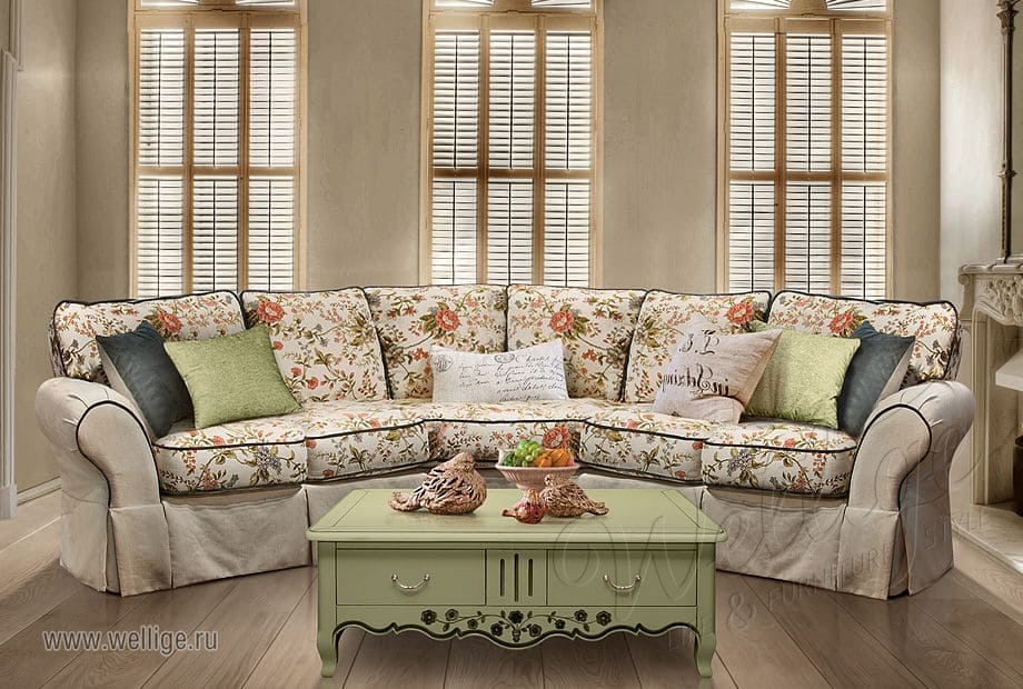 Диван в светлых тонах