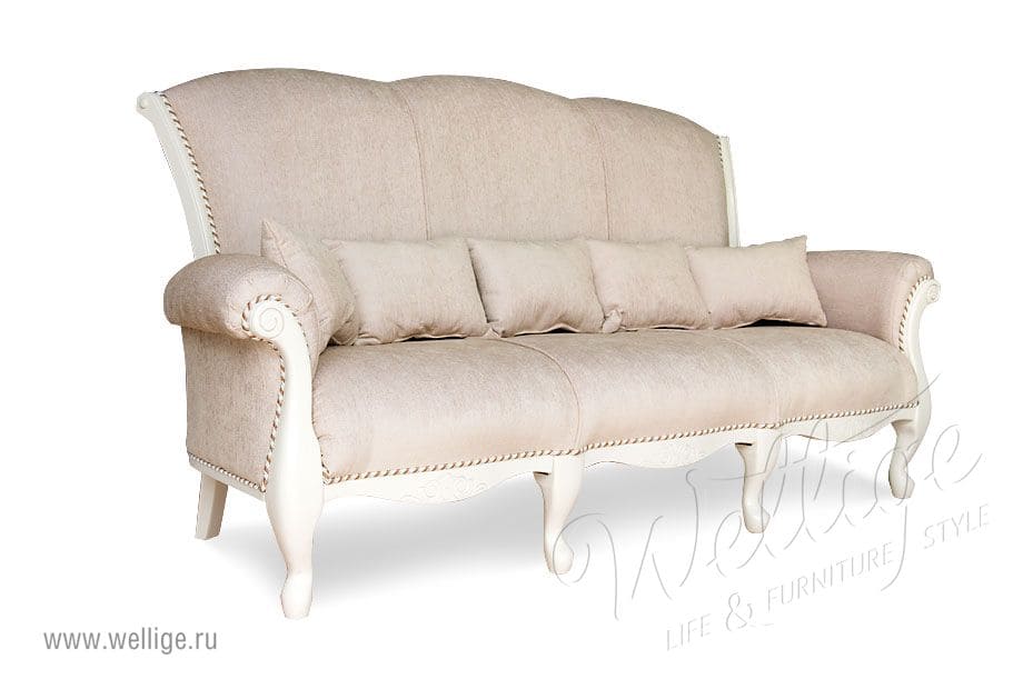 Диван в светлых тонах