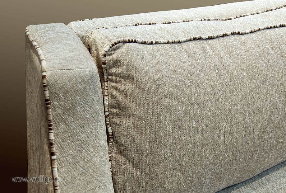 Диван в светлых тонах