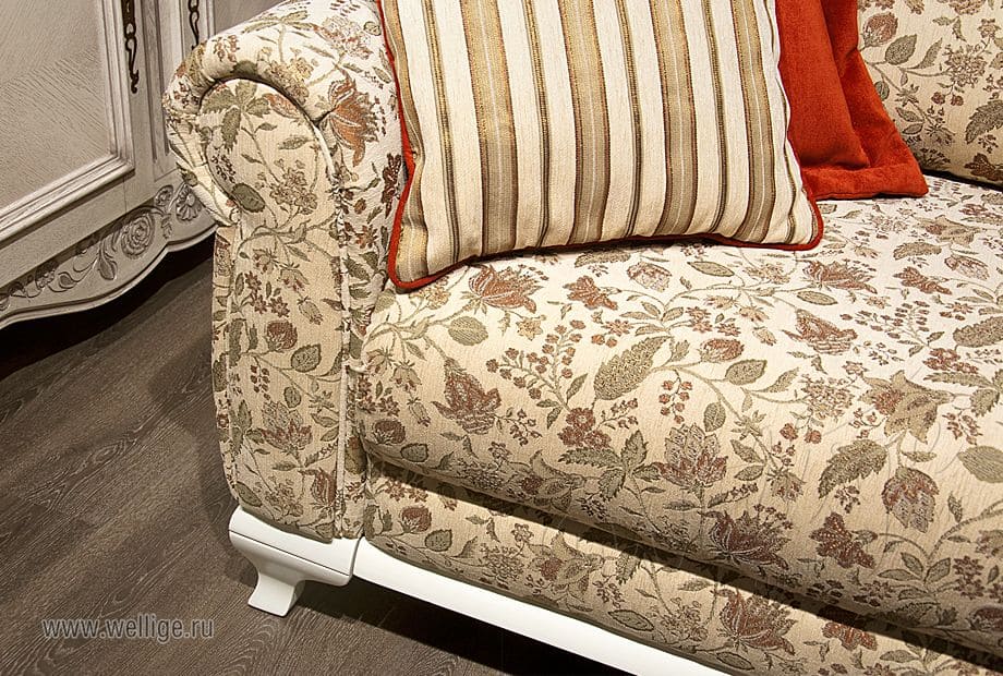 Диван в светлых тонах