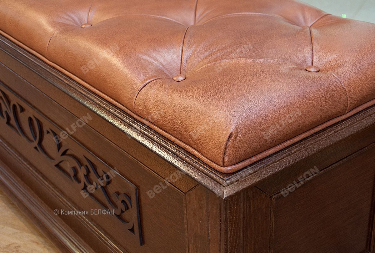 Напольный сундук из дерева в спальне 