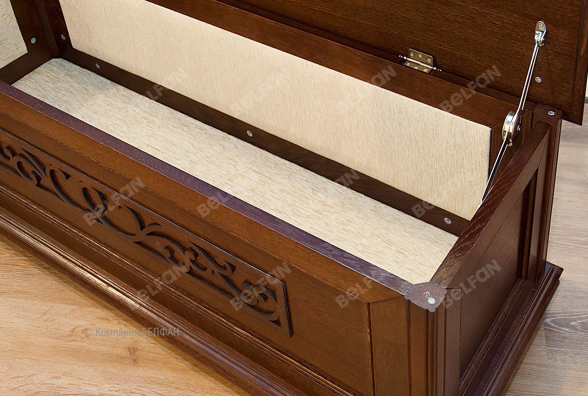 Напольный сундук из дерева